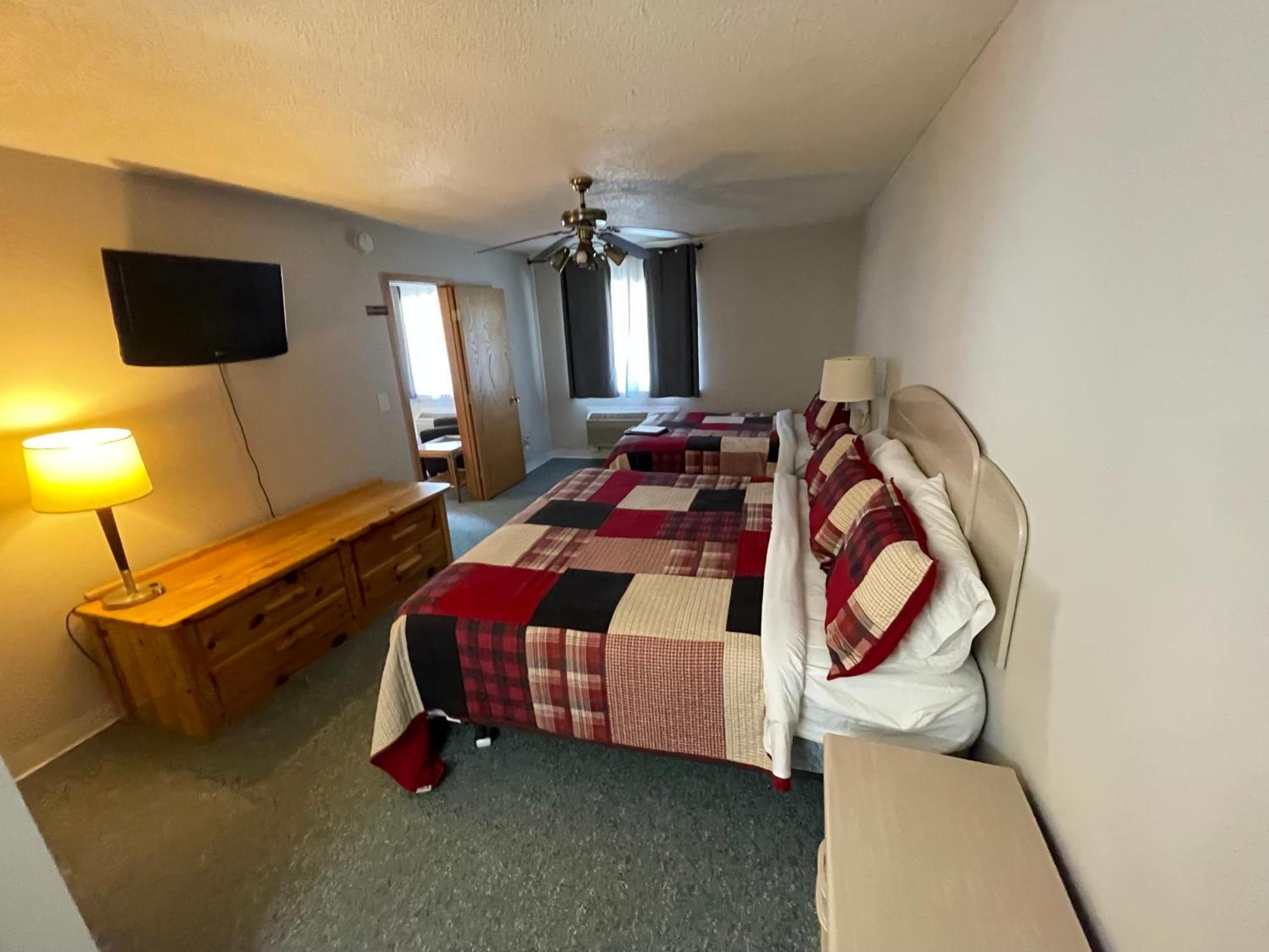Trails Inn Quadna Mountain Motel & Rv Park Hill City الغرفة الصورة